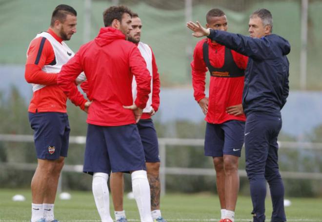 Lucas Alcaraz, entrenador del Levante UD, con Ghilas, Deyverson, Casadesús y Roger