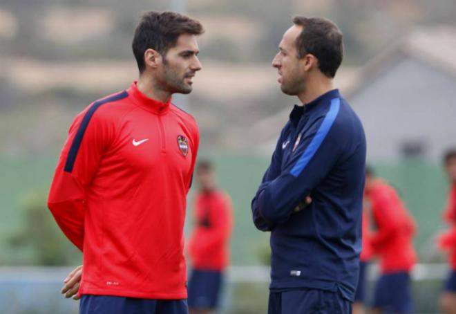 Ángel Trujillo, jugador del Levante UD, hablando con Jesús Cañadas, ayudante de Lucas Alcaraz