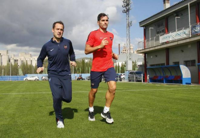 Ángel Trujillo, jugador del Levante UD, junto al recuperador Félix Vicente