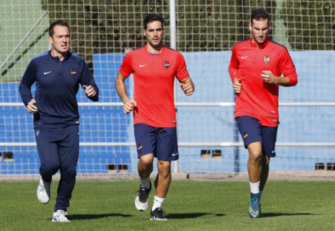 Iván López, junto a Ángel Trujillo y el recuperador del Levante UD, Félix Vicente