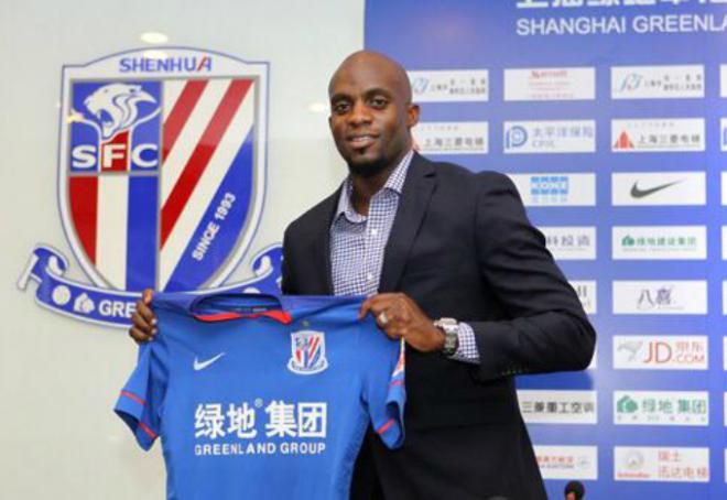 Momo Sissoko posando con la camiseta del Shangai Greenland Shenhua