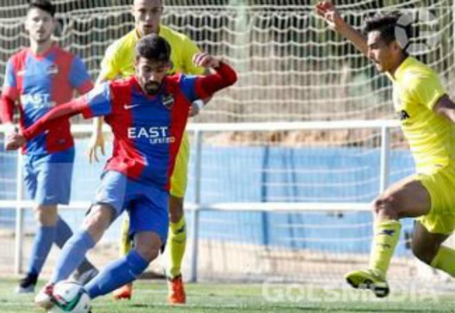 Manu Viana juega un balón contra el Villarreal.