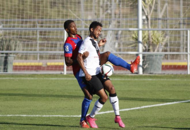 Partido complicado el de este sábado en Buñol. (Foto: Jorge Ramírez / Levante UD)