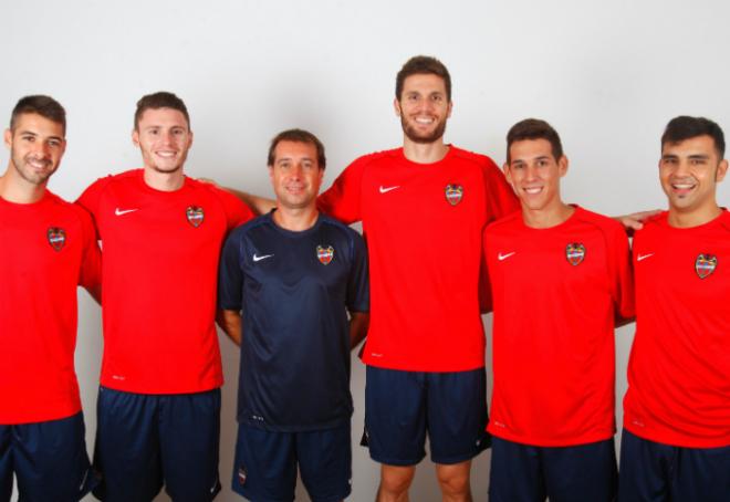 Charlie, Hugo, Carde, David Ruiz y Pichi, las nuevas caras del Levante UDDM, junto al técnico José Escrich (Jorge Ramírez)