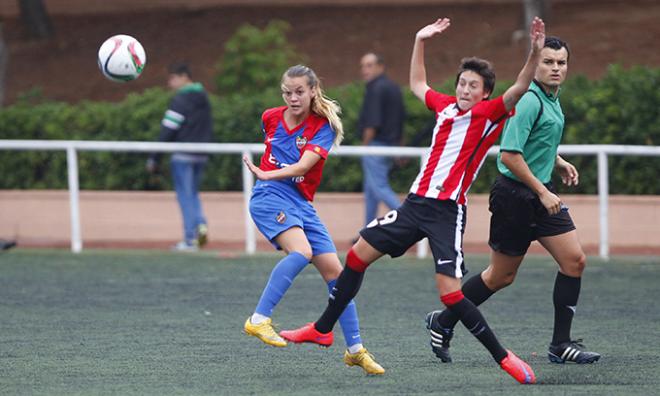 El Levante pugna un balón contra el Athletic.