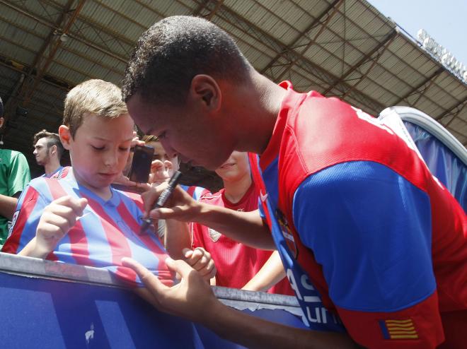 Deyverson firma la camiseta a un niño. (Foto: D. Glez.)