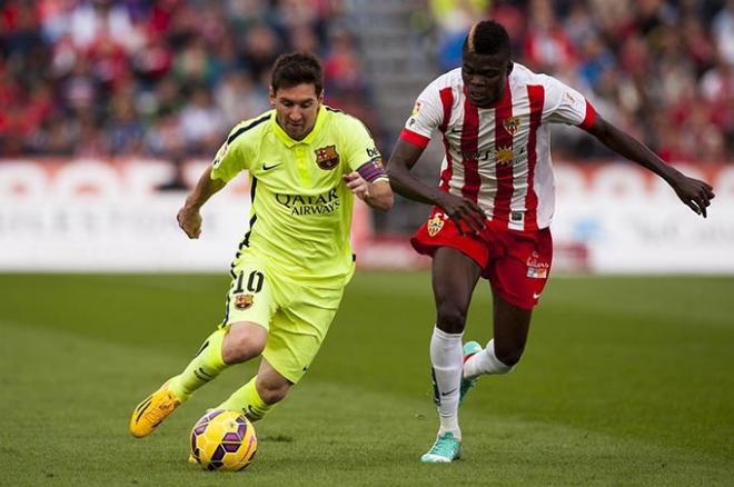Thomas Partey pugna con Leo Messi en un partido entre el Almería y el Barcelona de la pasada temporada