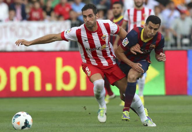 Ángel Trujillo defiende ante Pedro Rodríguez en un duelo entre el Almería y el FC Barcelona (EFE)