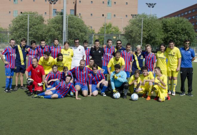 Los dos equipos participantes en el Derbi por la Integración, Levante y Villarreal CF, posaron para la foto (Fotos: Julia Ortiz)