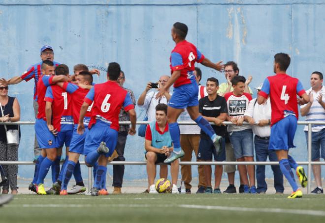 El Juvenil celebra un tanto ante el Rayo.