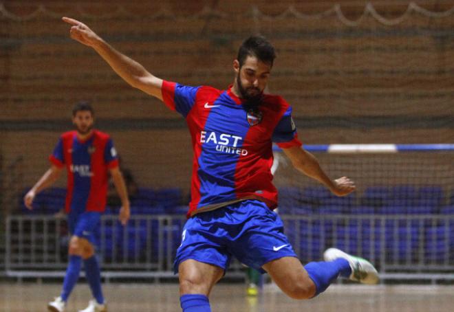 Kiko Berrocal pugna un balón en el encuentro