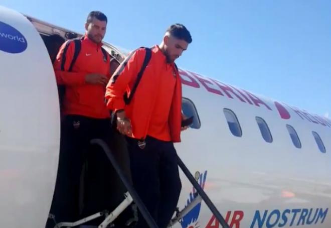 Navarro y Medjani aterrizando en Sevilla con el Levante UD