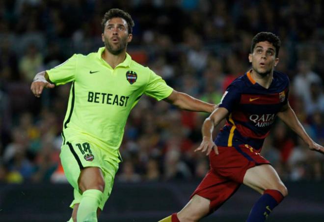 Víctor Casadesús, jugador del Levante UD, en el partido contra el FC Barcelona en el Camp Nou