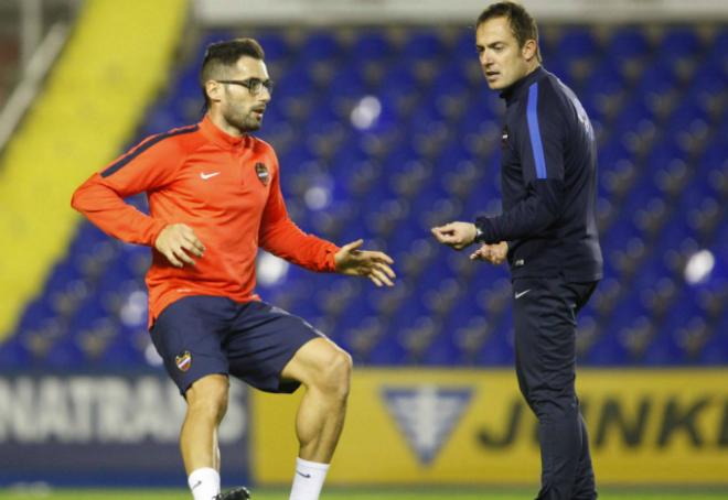 Ángel Trujillo, jugador del Levante UD, entrenando con sus gafas protectoras