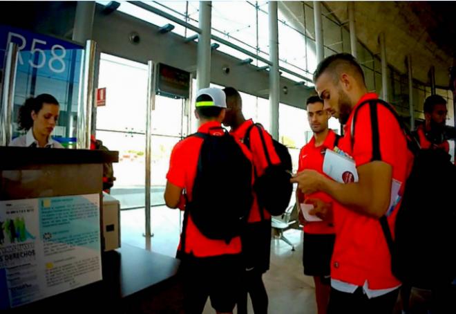 Los jugadores del Levante UD, antes de realizar un desplazamiento en la presente temporada (Jorge Ramírez)