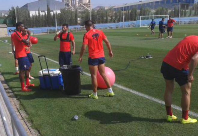 Los jugadores del Levante UD se hidratan durante el duro entrenamiento en Buñol