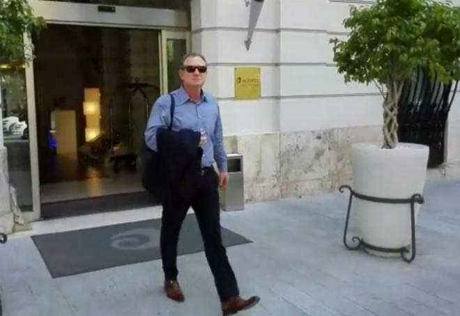Robert Sarver, saliendo de su hotel en Valencia