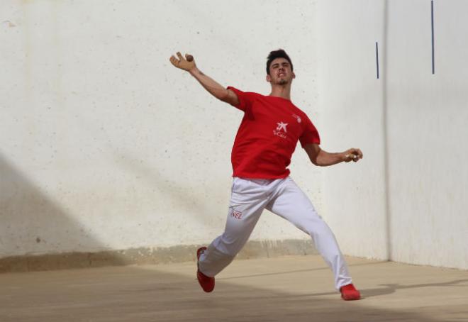 Giner, de Murla, golpea la pelota.