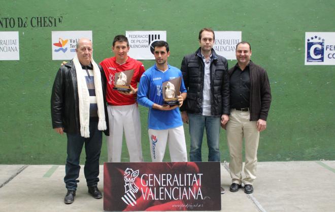 Alejandro, campeón, recibe su trofeo.