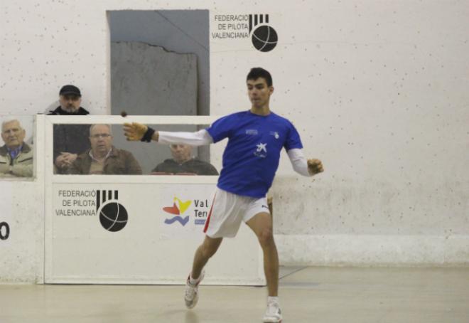 Vercher, de Piles, en acción durante la Lliga Juvenil de Raspall.