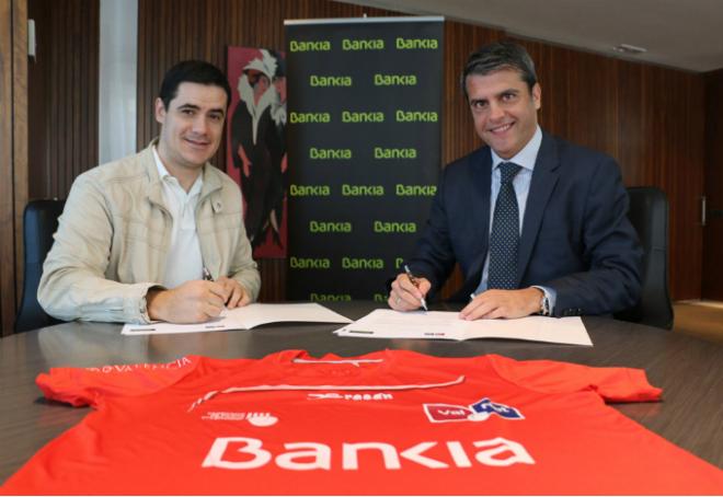 Miguel Capdevila , de Bankia, y  Javier Nadal, de Val Net, firmando el contrato de patrocinio