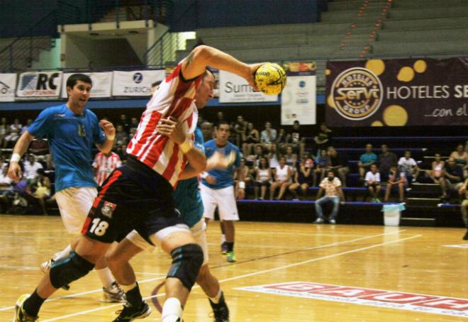 Victoria del Puerto Sagunto en el amistoso ante el Balonmano (Foto: Toni Arnau)