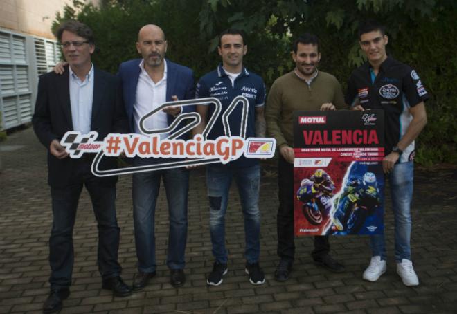 Presentación del cartel oficial del Gran Premio con los pilotos Barberá y Jorge Navarro.