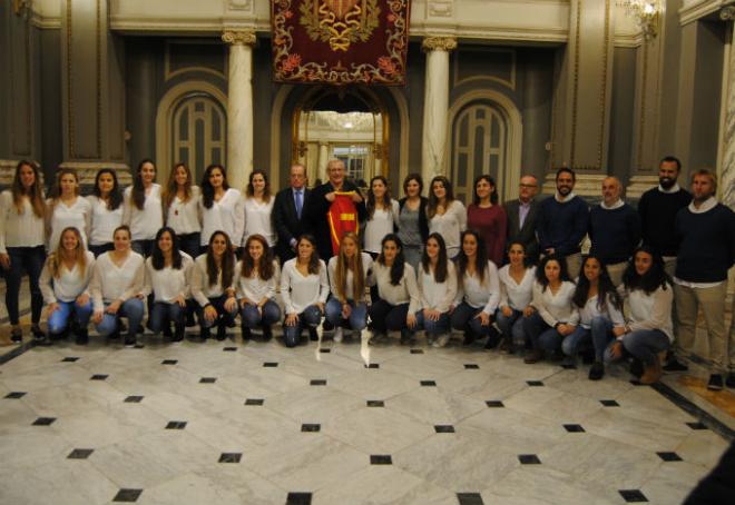 El alcalde de la ciudad junto a las deportistas.