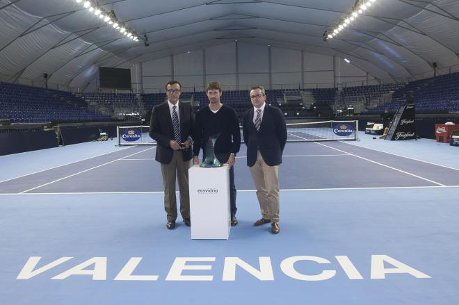 Junto al trofeo en la pista central del Valencia Open.