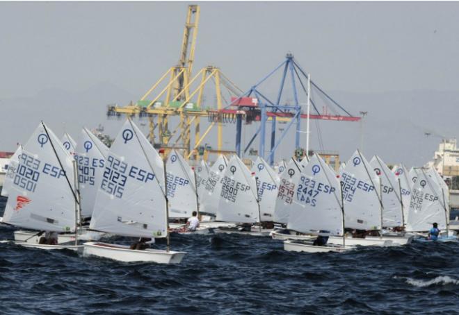 Más de 200 niños compitiendo en esta regata en el Náutico (José Jordán)