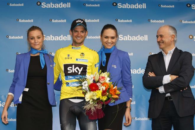 Wouter Poels luce el maillot amarillo.