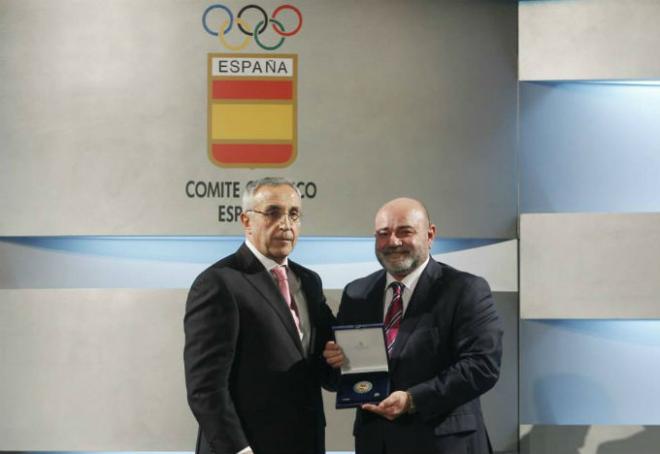 El valenciano Emilio Estarlik recibe un merecido premio.