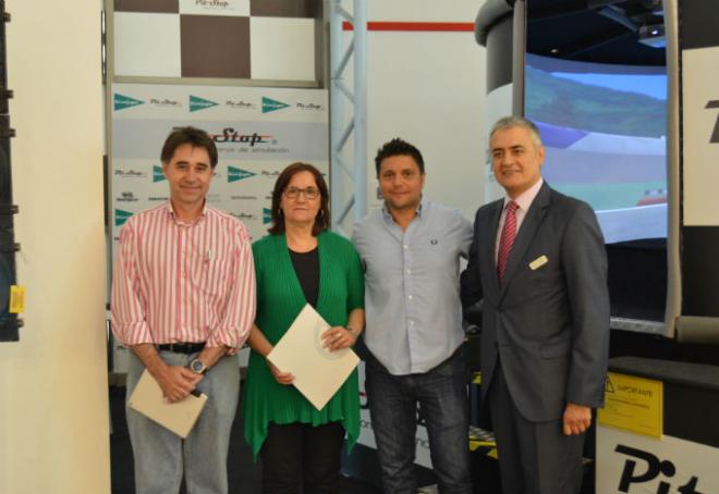 Marcos Fernández, investigador del IRTIC; Pilar Campins, vicerrectora de Investigación y Política Científica de la Universitat de València; Ernesto Leonidas Tachdjian, gerente de PitStop, Centros de Simulación, y Joaquín Cerveró, director de El Corte Inglés Avenida de Francia.