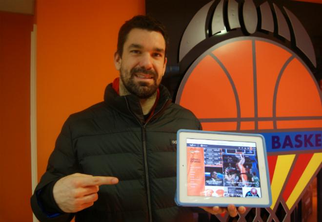Rafa Martínez, con el diseño de la nueva web del Valencia Basket