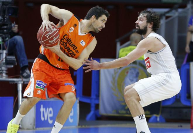 Rafa Martínez y Sergio Llull en el Real Madrid-Valencia Basket del primer partido de semifinales de la Liga Endesa (Foto: ACB)