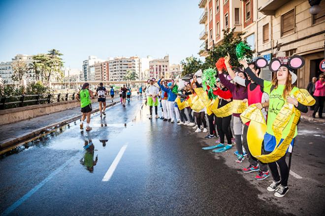 Las comisiones falleras salieron a la calle a animar durante la mañana del domingo 15 de noviembre.