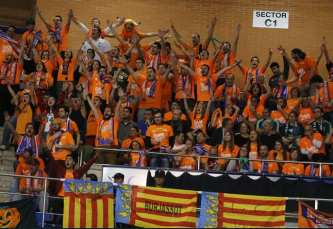 Afición taronja en A Coruña acompañando al Valencia Basket (MA Polo)