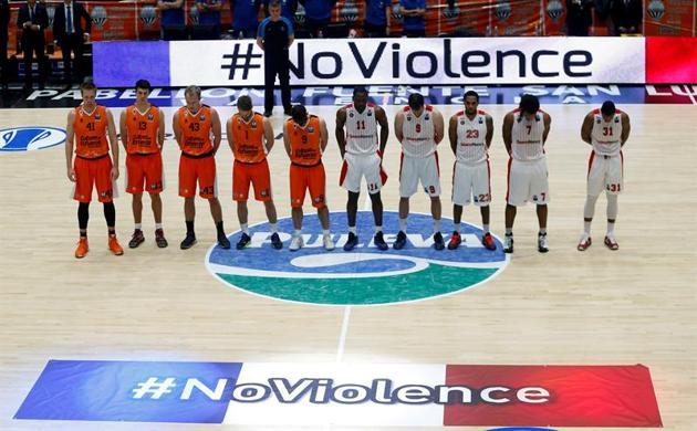 Valencia Basket y los franceses del SLUC Nancy posaron contra la violencia (Foto EFE)