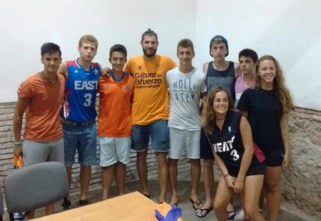 Antoine Diot con las futuras estrellas del campus del Valencia Basket.