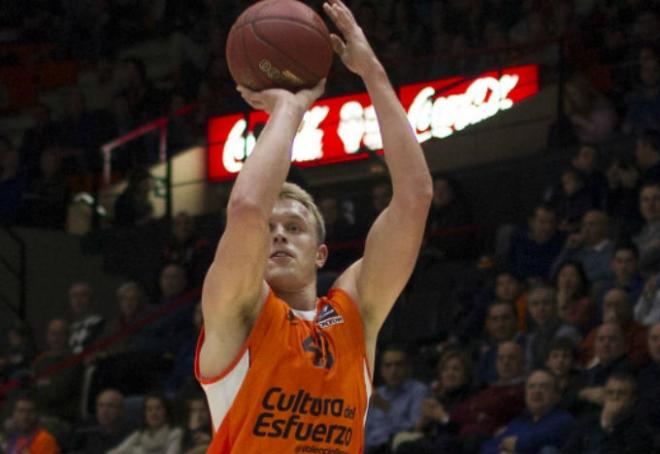 Sikma tira a canosta. (Foto: Miguel Ángel Polo / Valencia Basket)