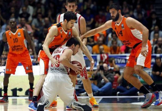 El partido sólo tuvo un color: el Taronja. (Foto: EFE)