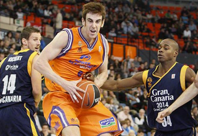 Víctor Claver, durante su etapa en el Valencia Basket, que ejerce su opción de tanteo.