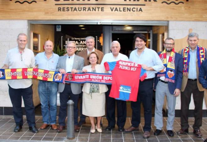 La directiva de las peñas granotas obsequiaron a la del Valencia con una camiseta del Levante.