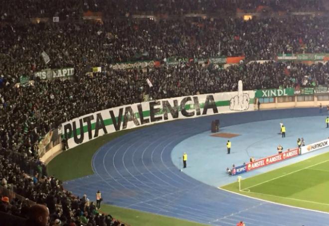 Pancarta con una grave leyenda en el estadio (Foto Minuto y Marcador)