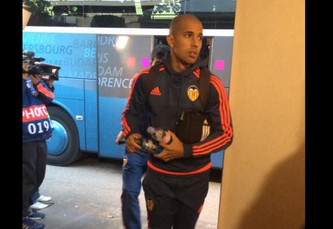 Feghouli llega al Stade Gerland hace un momento.