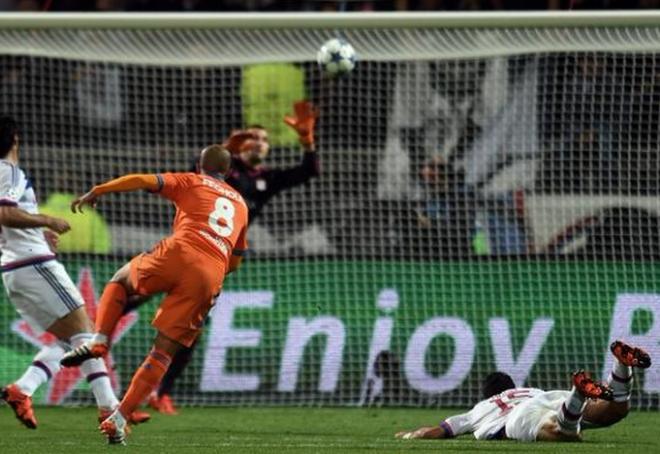 Momento del disparo de Soso en el gol. (Foto: UEFA)