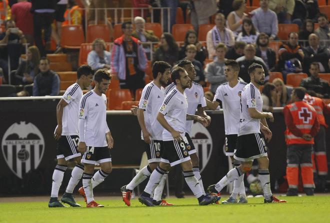 Momento de la celebración del penalti de Parejo con Alcácer (Foto: David González)