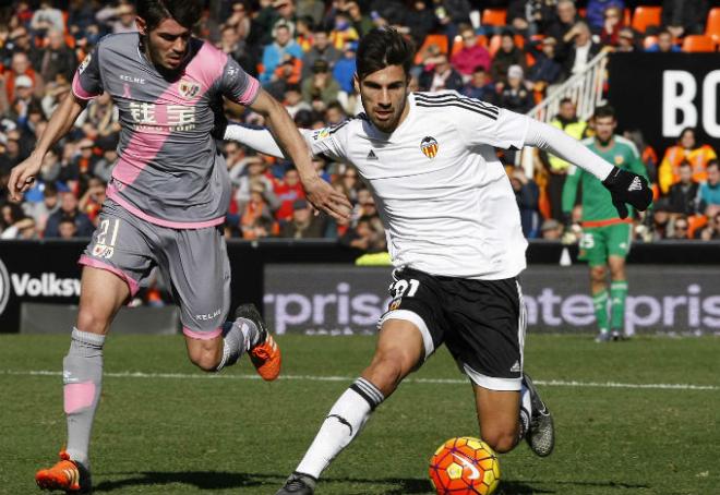 André Gomes en el último Valencia-Rayo disputado en Mestalla. (Foto: David González)