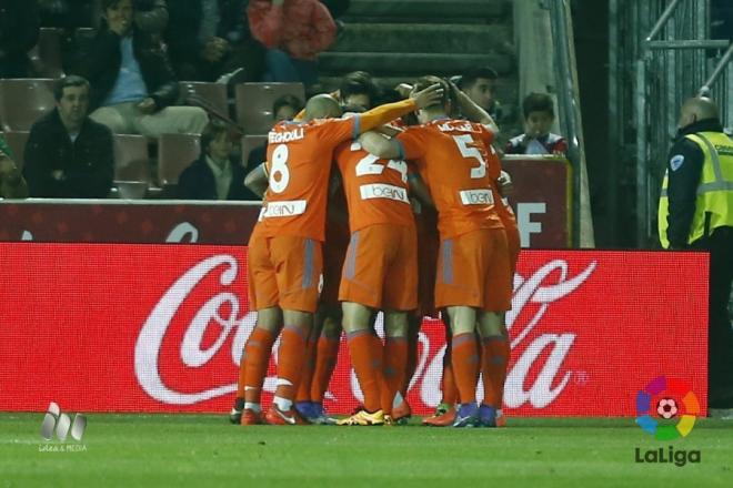 El equipo se abraza a Parejo tras el 0-1. (Foto: La Liga)