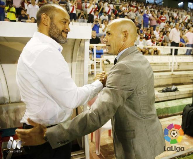 Nuno y Paco Jémez se saludan antes del duelo en Vallecas.